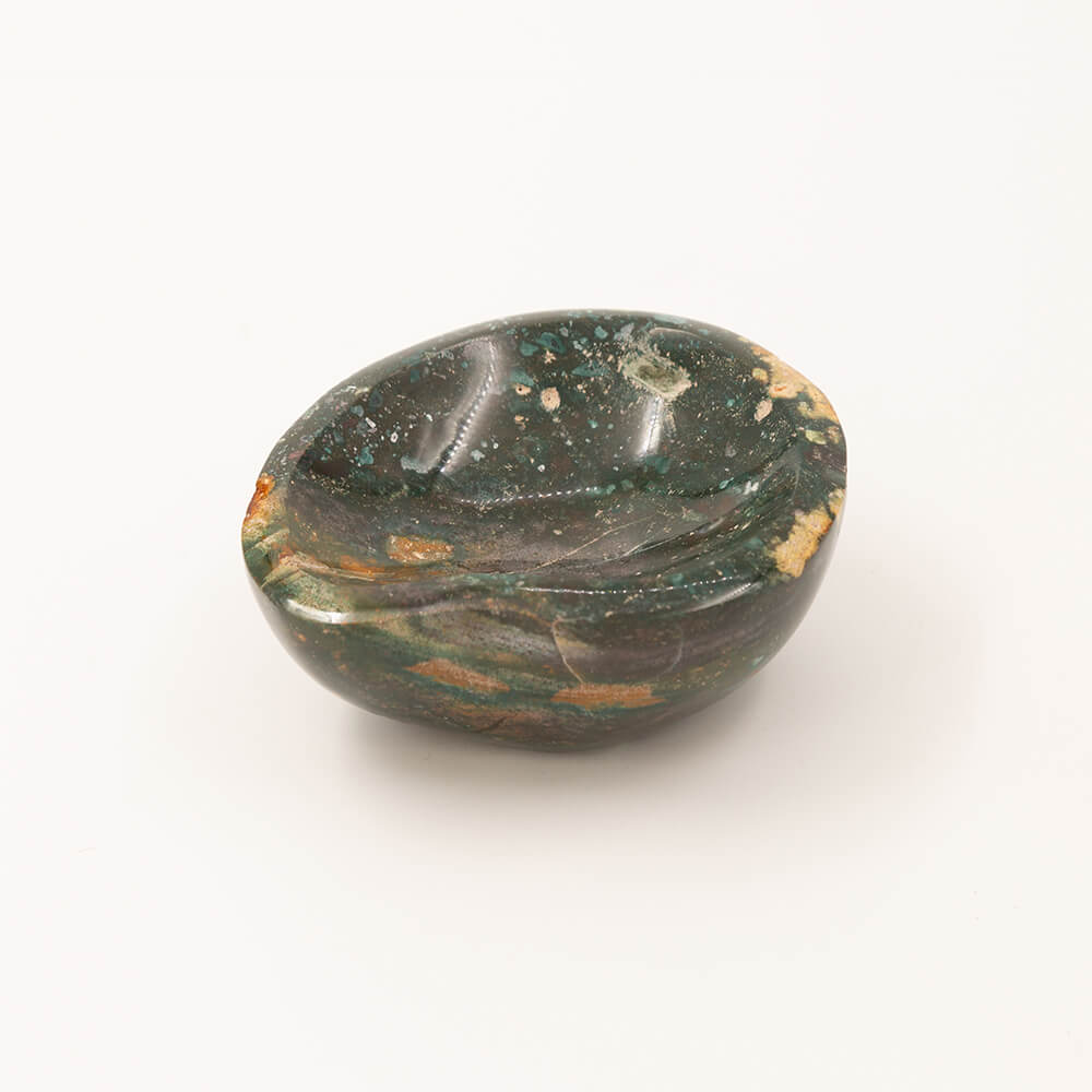 Rare Ocean Jasper from Madagascar. Beautiful orbicular patterns. This stone has become much more rare since its sole deposit has no more stock. Size: 4.5x3.75x2 inches