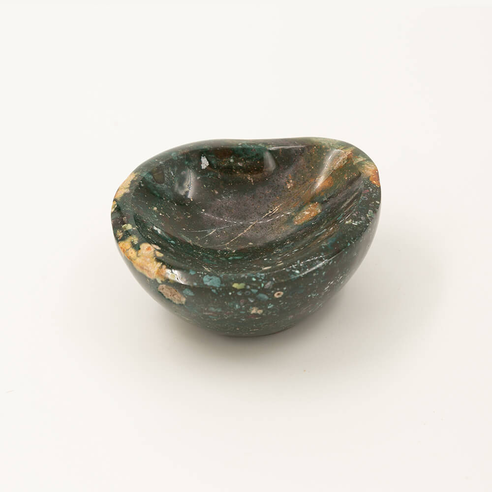 Rare Ocean Jasper from Madagascar. Beautiful orbicular patterns. This stone has become much more rare since its sole deposit has no more stock. Size: 4.5x3.75x2 inches